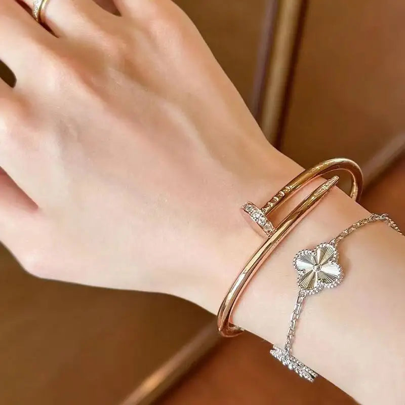 Bratara Stil Cui placata cu aur de 18k